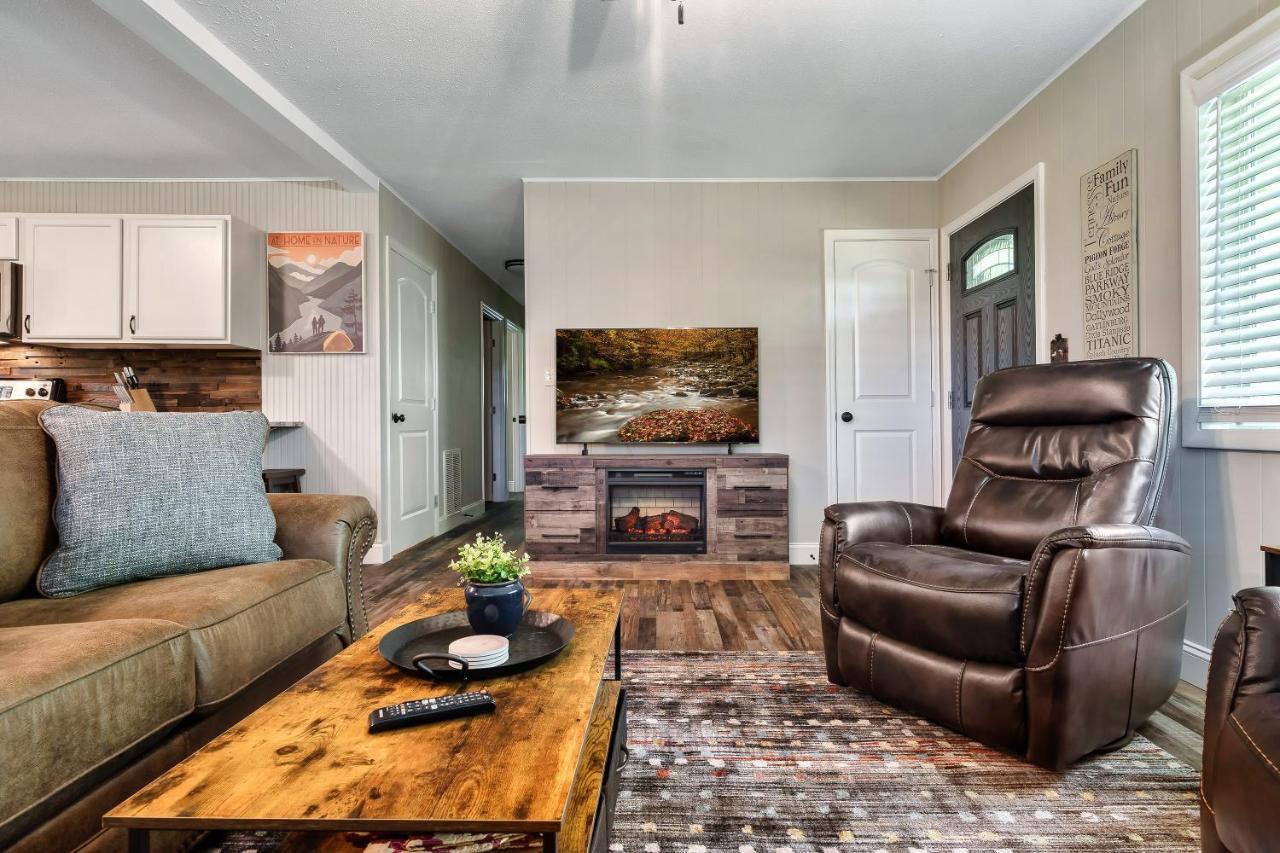 Modern Pigeon Forge Gem Near Dollywood, Gatlinburg & Smokies - 2 Mins To Pkwy & Strip, Hot Tub, Fire Pit, Cable, Hi-Speed Wifi Villa ภายนอก รูปภาพ